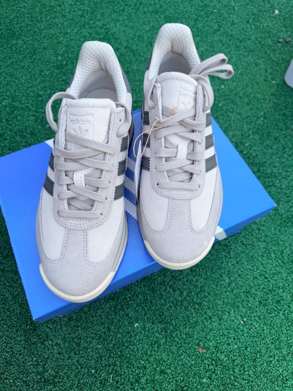 NEW! Size 7,5 adidas Women's Light Gray Sneakers with Black Stripes, SL 72 RTN